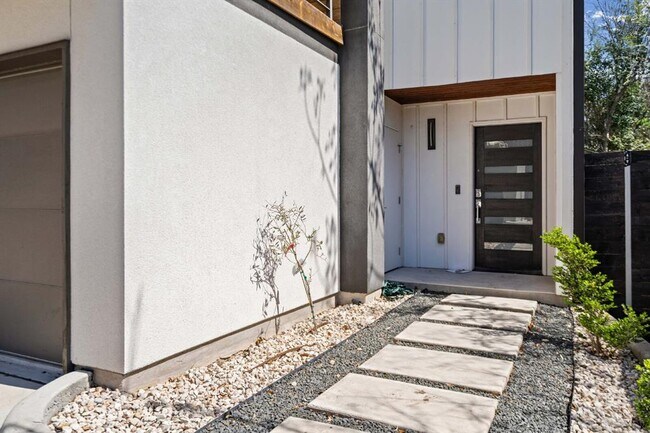 Building Photo - 5605 Sunshine Dr