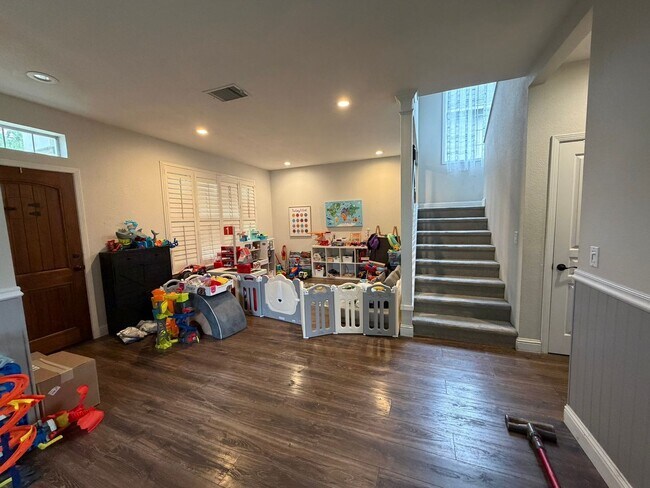 Building Photo - Remodeled 4-Bed Home with Pool in Charming Laguna West, Elk Grove Available now- Photos COMING SOON!