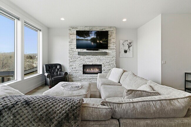 Building Photo - 6777 E Warm Springs Ave