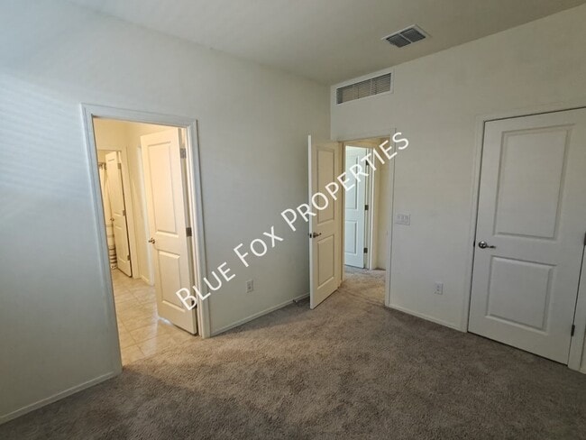 Building Photo - 5525 W Lazy Farm Dr