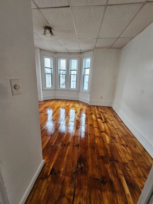 Building Photo - Spacious 3 Bedroom, 1 Bath Apartment