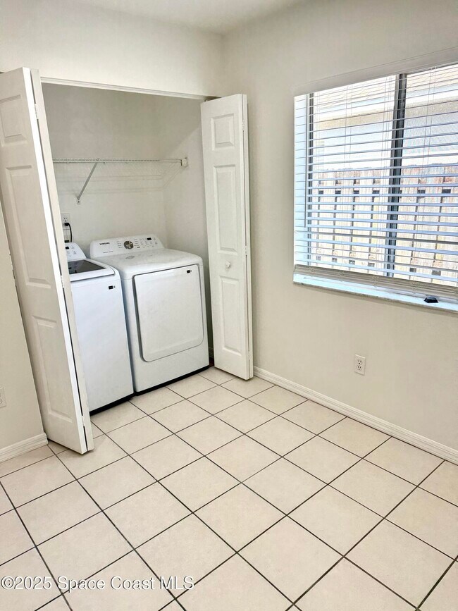 Building Photo - 4756 Silver Heron Dr