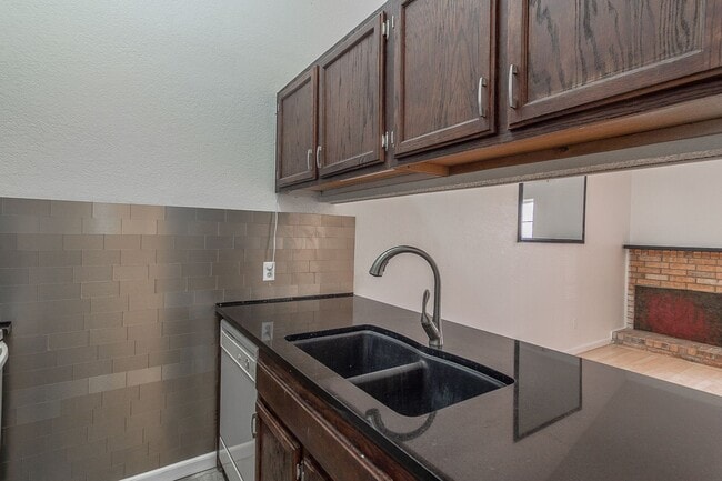 Building Photo - Pre-Leasing - Cute Charming 2-bedroom