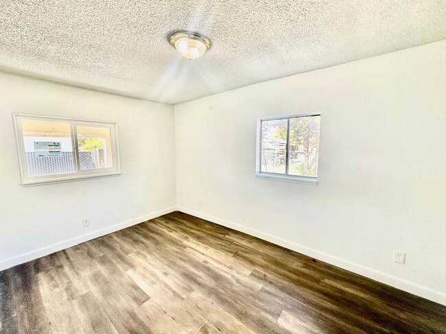 Building Photo - 2/2 With Bonus Room