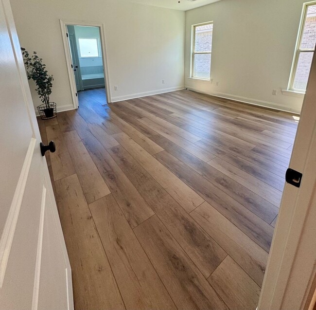 Building Photo - 4 Bed 2 Full baths