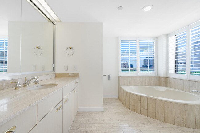 Building Photo - 529 S Flagler Dr