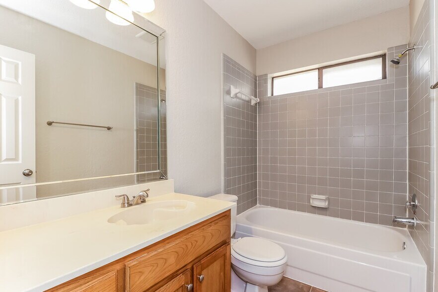 Building Photo - 819 Crystal Creek Ln