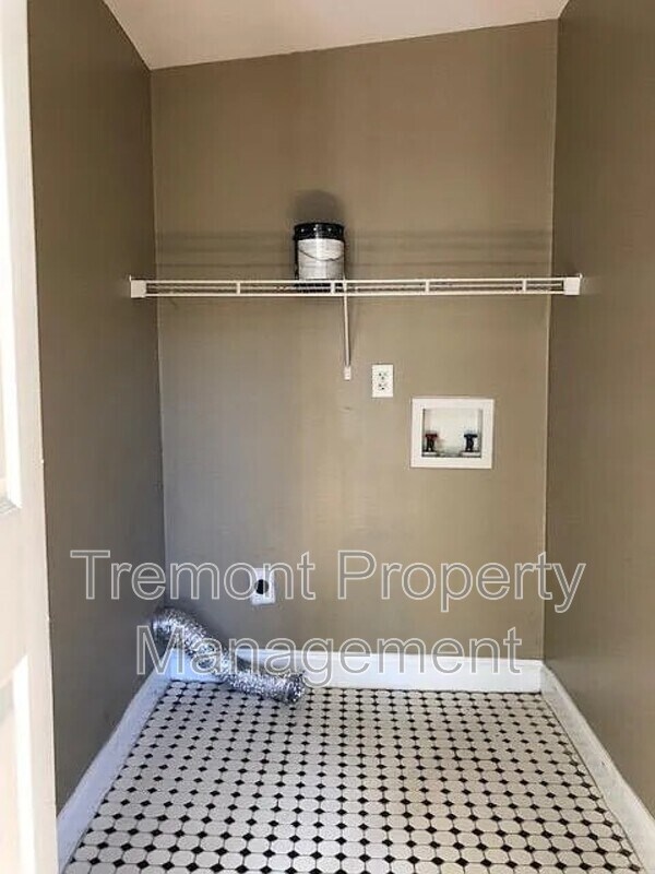 Building Photo - 108 Lawn St