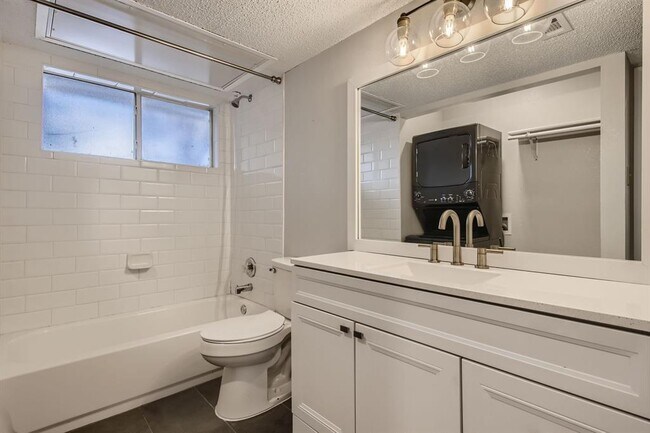 Building Photo - 1015 E Yager Ln