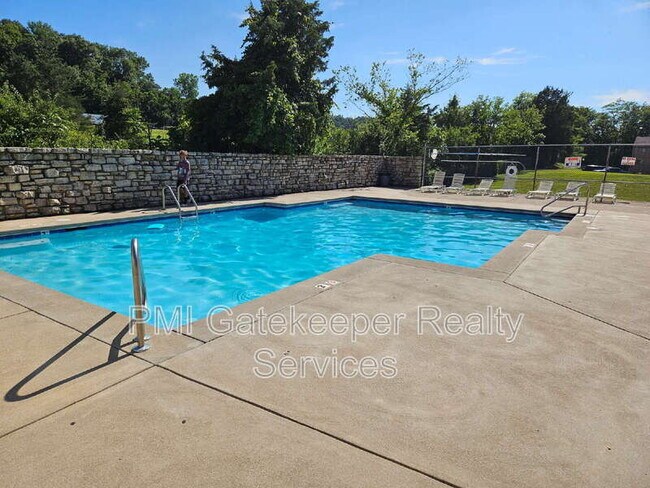 Building Photo - 7226 Creekview Dr