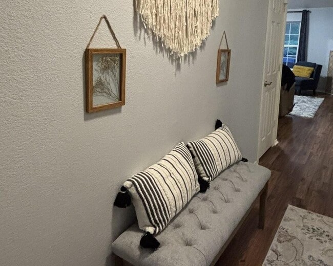 Building Photo - 6 Hart Ln