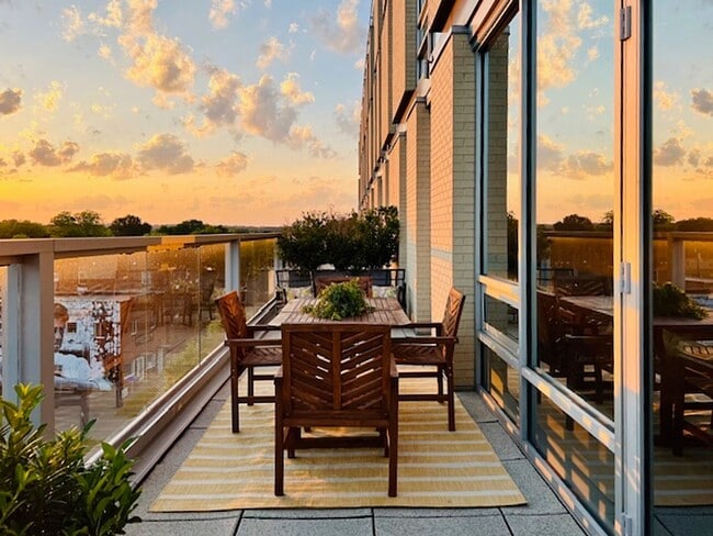 Building Photo - Effortless Downtown Living in the Heart of...