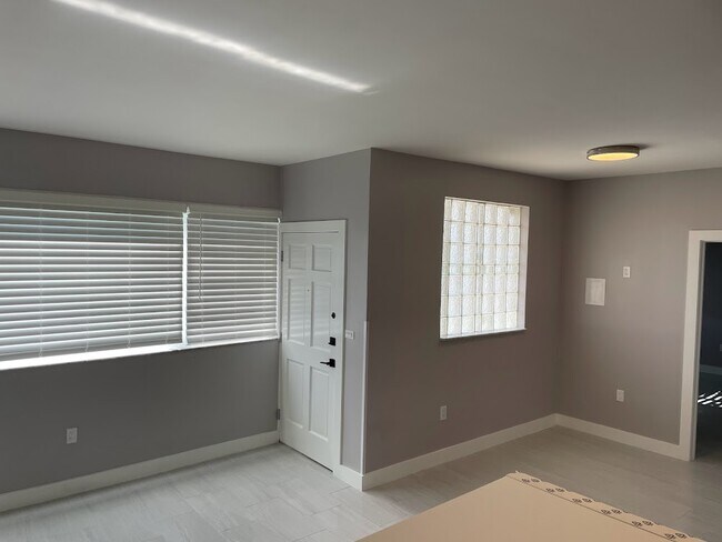 Building Photo - 1400 SW 27th Ave