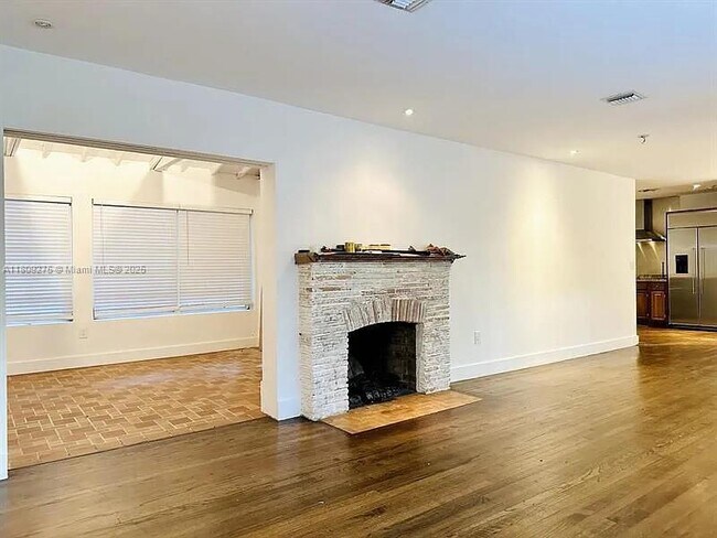 Building Photo - 400 NE 86th St