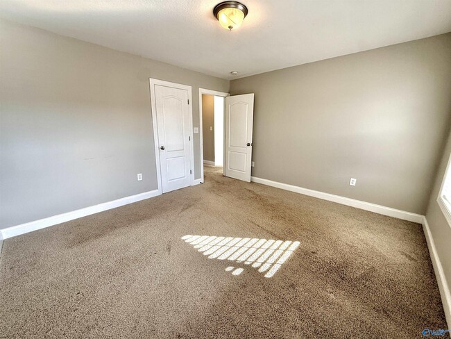 Building Photo - 5031 SE Valley Cove Dr