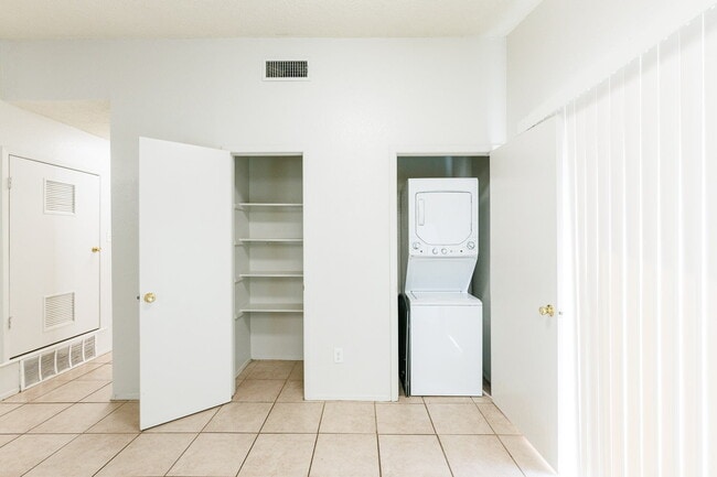 Building Photo - Whisperwood Duplex