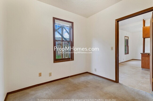 Building Photo - 1102 SE Umatilla St