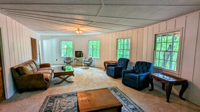 Building Photo - 828 Little Pine Mountain Rd