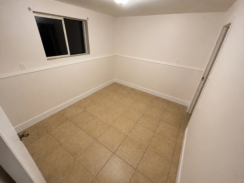 Building Photo - 5242 S Hamlet Cir