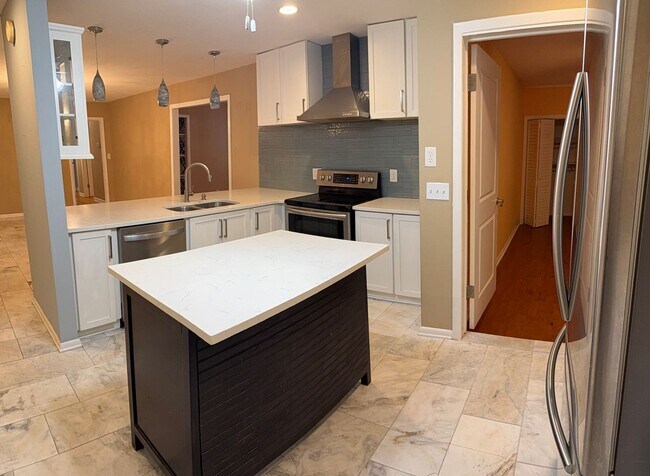 Building Photo - 5 Bedroom/4 Bath Home for lease on 1.5 Acr...