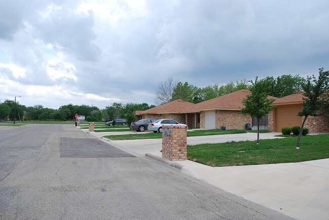 Building Photo - 910 Crymes Ln