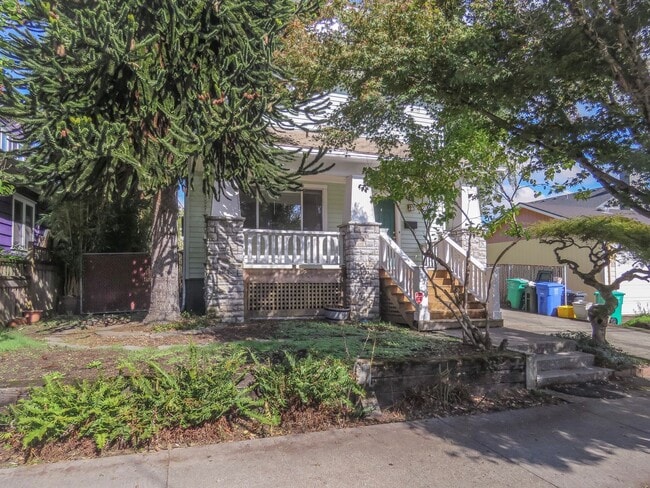 Building Photo - *** 4 Bedroom Sellwood Home ***