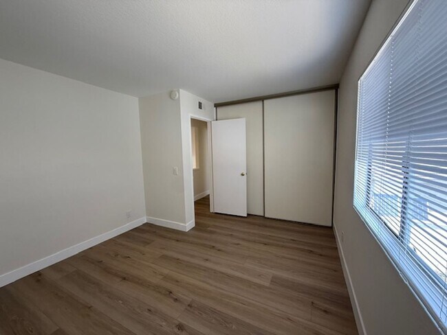 Building Photo - Updated 3 Bedroom Detached Home in Woodbri...