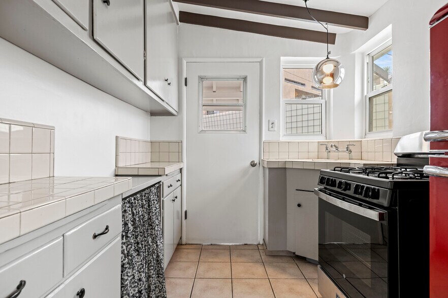 Building Photo - 1223 S Chavez St