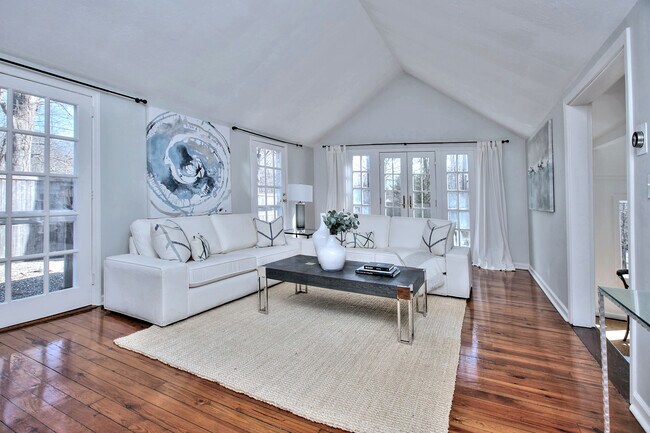 Building Photo - 562 Canoe Hill Rd