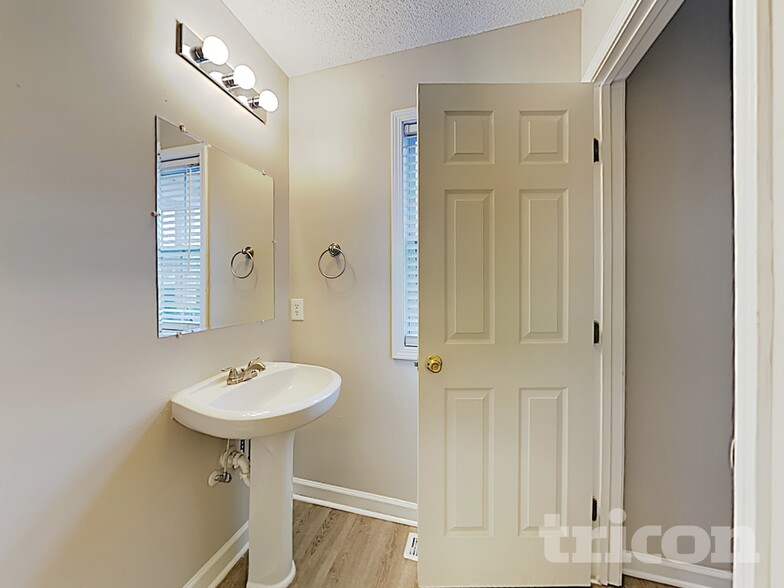 Building Photo - 262 Santee Cir