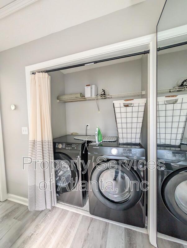 Building Photo - 5690 Hampton Ct