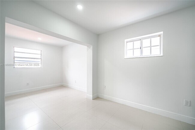 Building Photo - 1001 NW 127th Pl