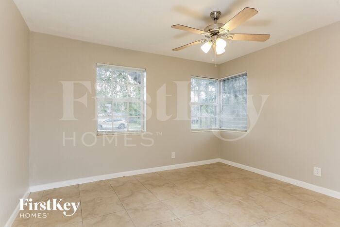 Building Photo - 2411 NE 10th Ave