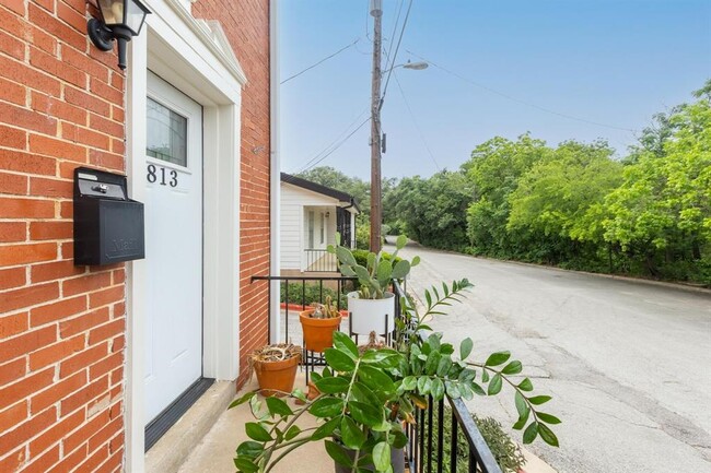 Building Photo - 813 E Oltorf St