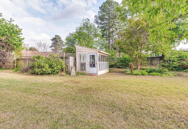 Building Photo - 1205 W Oak Ave