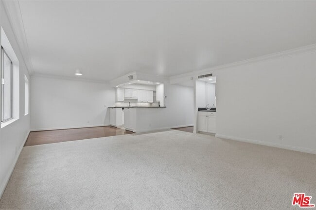 Building Photo - 435 N Oakhurst Dr