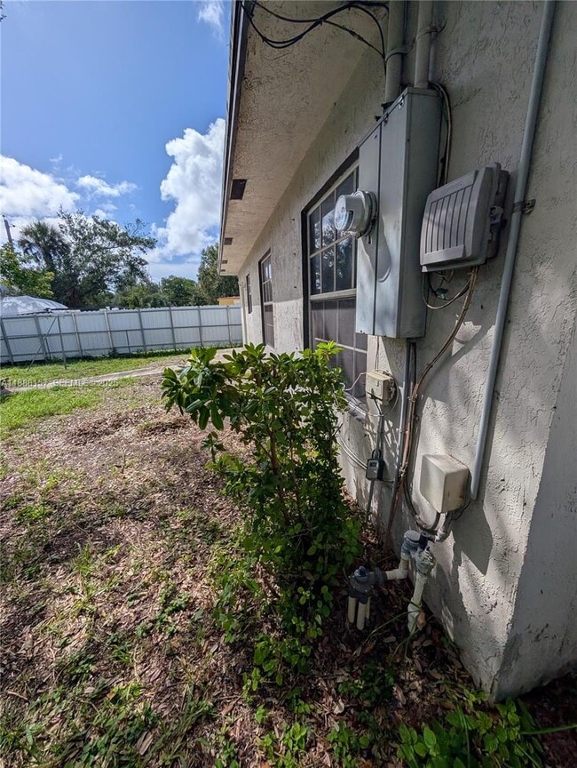 Building Photo - 720 NW 15th Terrace