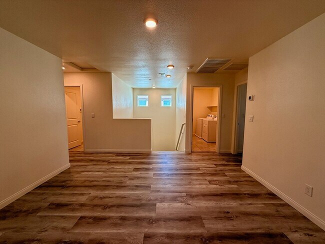 Building Photo - NEWLY UPGRADED 3 BED 2.5 BATH 2 CAR GARAGE...