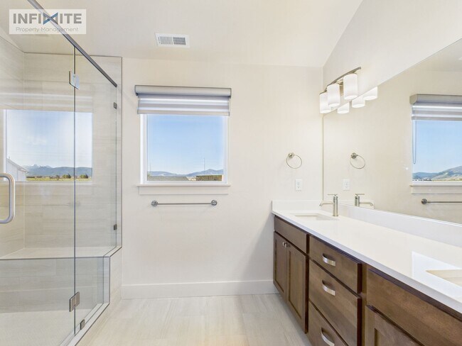 Building Photo - 3 Bedroom - Modern Comfort in a Peaceful Setting