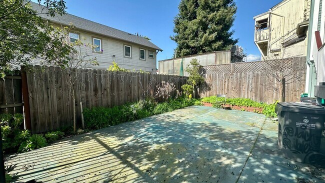 Building Photo - Spacious Upper Unit of a Duplex in Downtown Oakland w/ Shared Yard