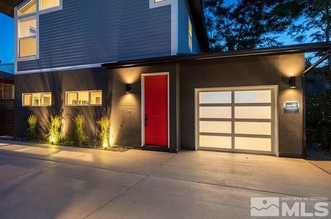 Building Photo - Modern Midtown Living