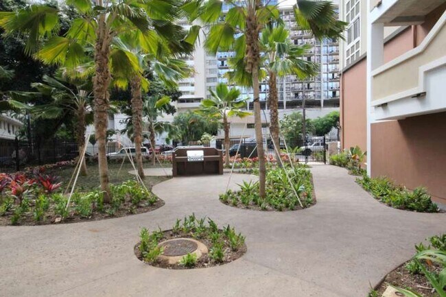 Building Photo - 1820 Kaioo Drive, A403