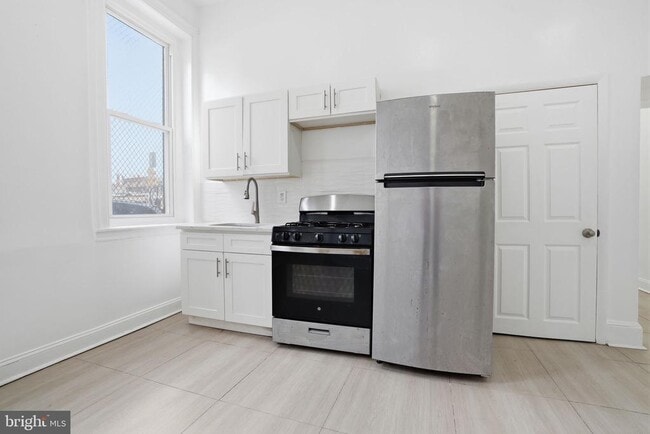 Building Photo - 3462 N Front St