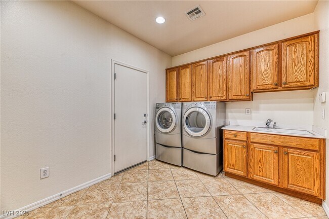 Building Photo - 2253 Laurel Heights Ln