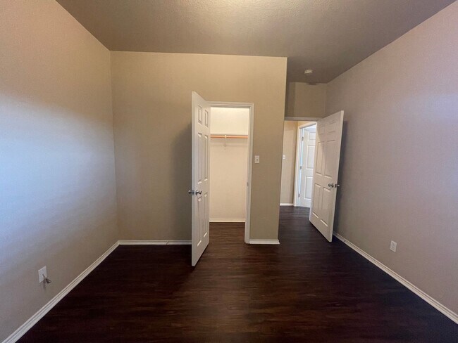 Building Photo - 105-107 Sunburst Court