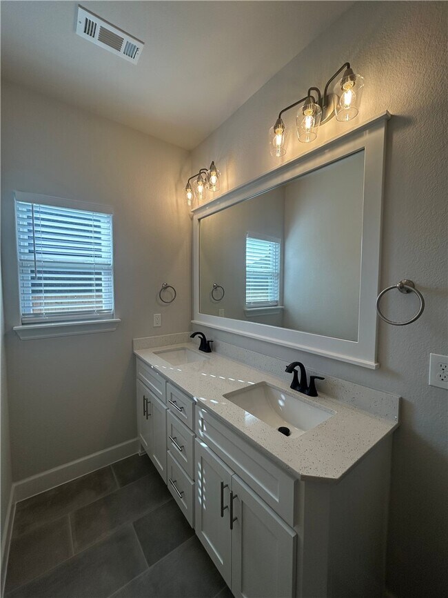 Building Photo - 2304 Salmon St