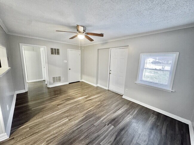 Building Photo - 4130 Pikes Peak Ave