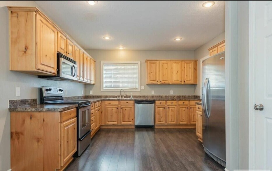 Building Photo - 594 J St