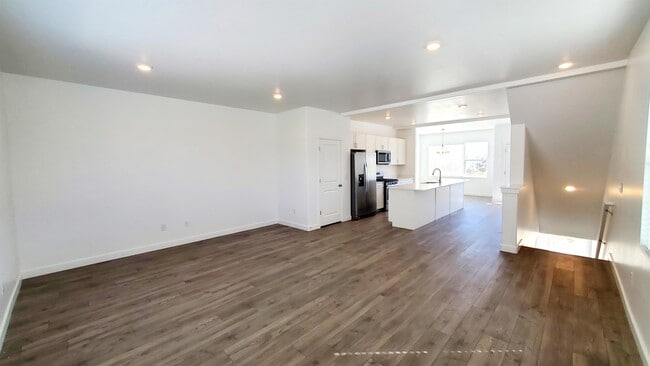 Building Photo - 1043 E Batten Ct