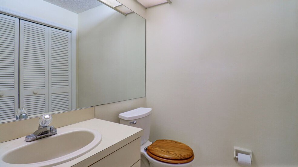 Building Photo - 15206 W Pond Woods Dr